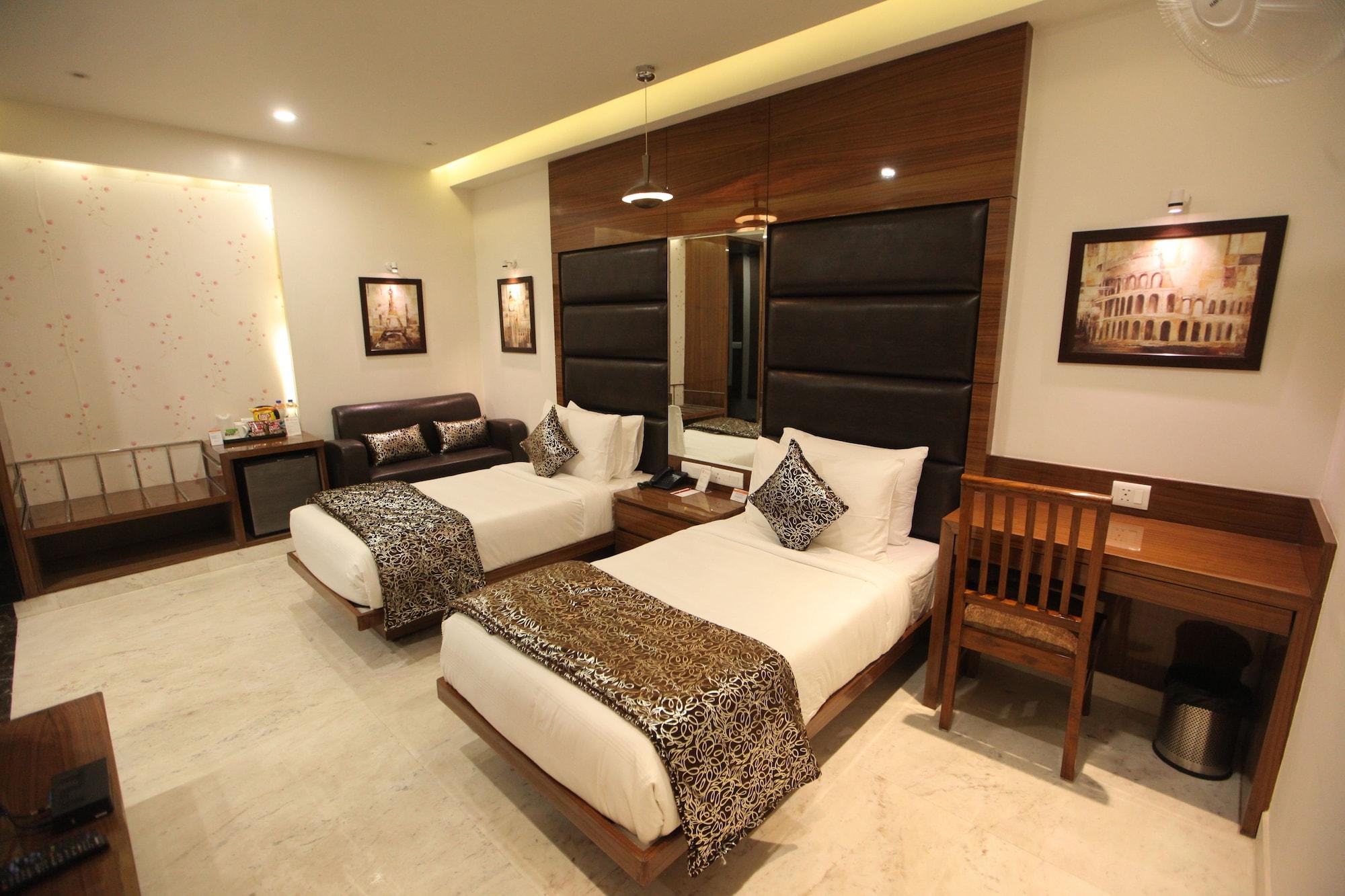 The Sentinel Hotel New Delhi Exterior photo