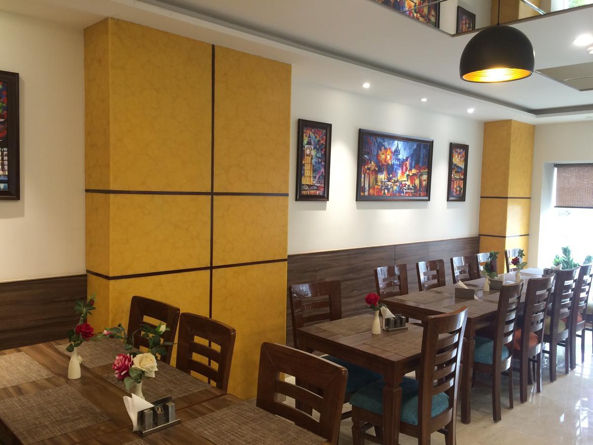 The Sentinel Hotel New Delhi Exterior photo