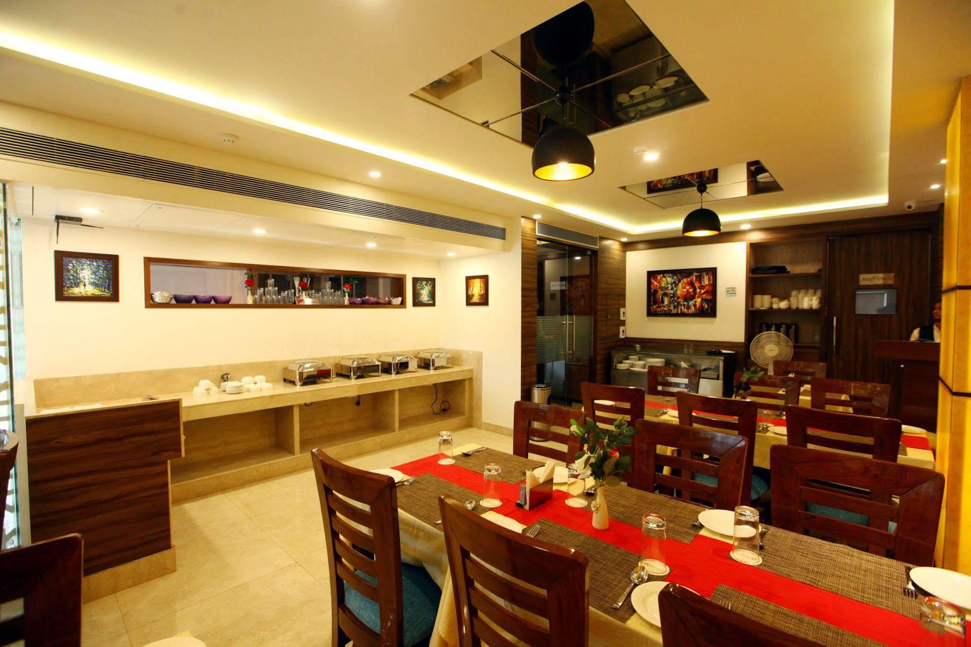 The Sentinel Hotel New Delhi Exterior photo